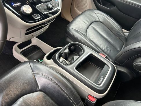 Used 2022 Chrysler Pacifica Touring-L image 20