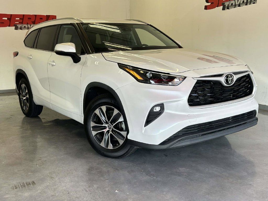 Used 2022 Toyota Highlander XLE FWD image 1