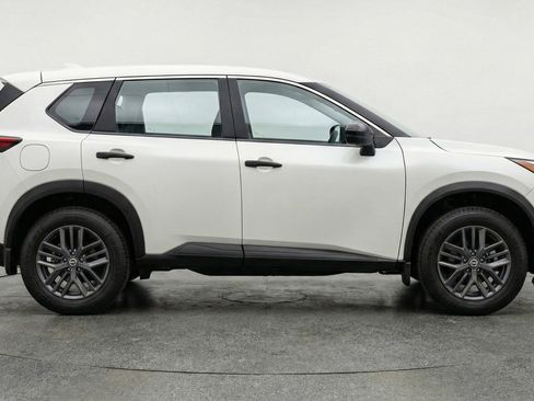 Used 2024 Nissan Rogue S FWD image 9