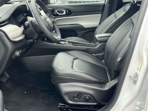 Used 2025 Jeep Compass Limited image 13