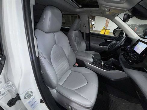 Certified 2021 Toyota Highlander XLE image 16