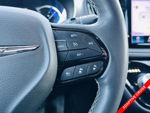 Used 2023 Chrysler Pacifica Touring-L w/ S Appearance Package image 6