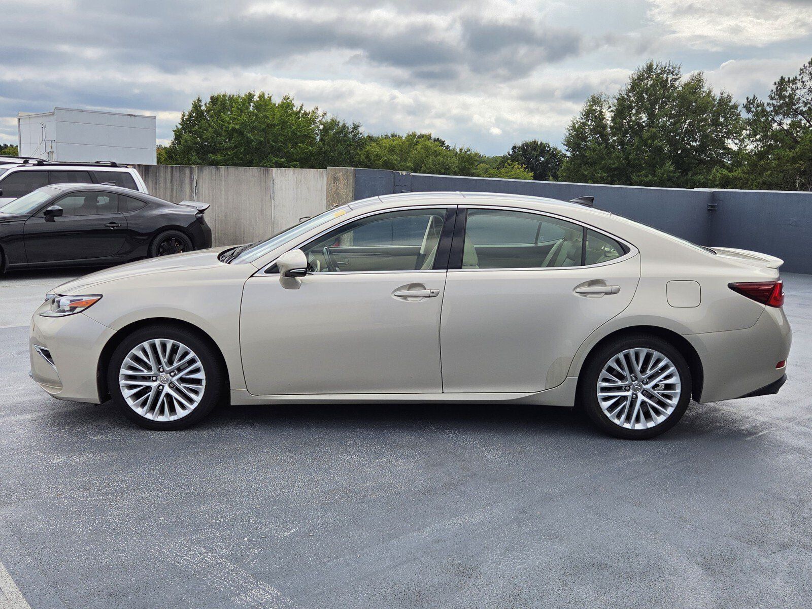 Used 2016 Lexus ES 350 w/ Luxury Package w/Wood Trim FWD image 2