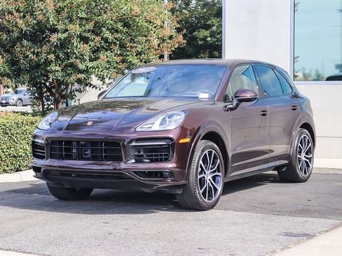Used 2023 Porsche Cayenne AWD/4WD image 3