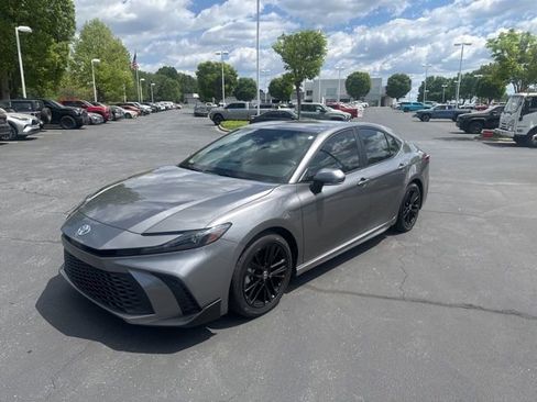 Used 2025 Toyota Camry SE image 4