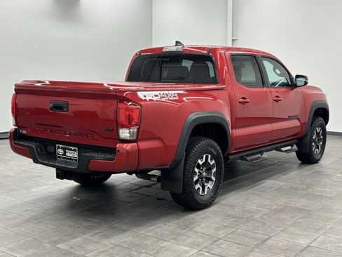 Used 2017 Toyota Tacoma TRD Off-Road w/ Premium & Technology Package image 2