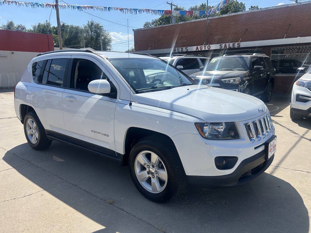 Used 2017 Jeep Compass Latitude FWD image 4