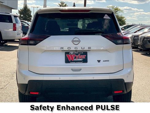 Used 2025 Nissan Rogue S image 3