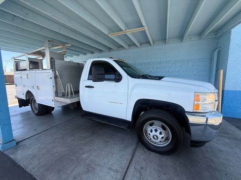 Used 2013 Chevrolet Silverado 3500 W/T RWD image 2