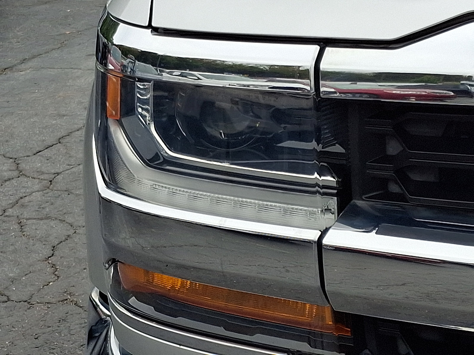 Used 2018 Chevrolet Silverado 1500 LT w/ LT Eassist Package AWD/4WD image 8