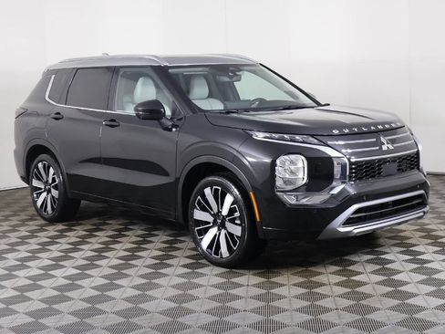 Used 2025 Mitsubishi Outlander AWD image 2
