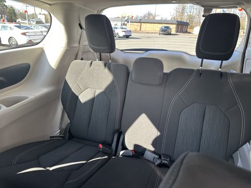 Used 2023 Chrysler Voyager LX image 23