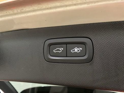 Used 2018 Volvo XC90 T6 Momentum w/ Convenience Package AWD/4WD image 10