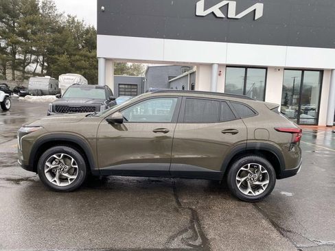 Used 2024 Chevrolet Trax LT w/ Sunroof Package image 2