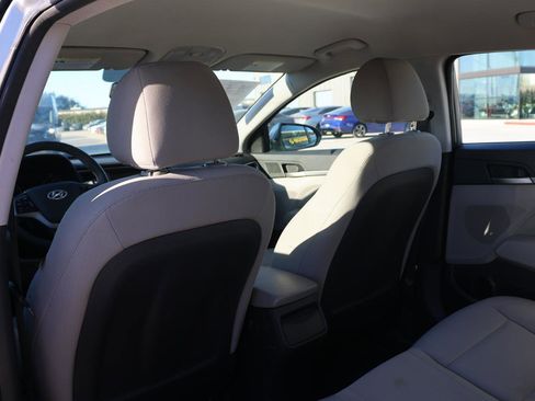 Used 2017 Hyundai Elantra SE image 17
