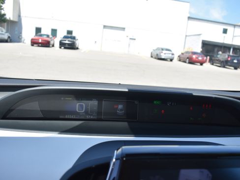 Used 2022 Toyota Prius Limited w/ Premium Convenience Package FWD image 17