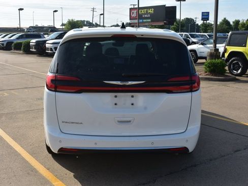 Used 2024 Chrysler Pacifica Touring-L FWD image 6