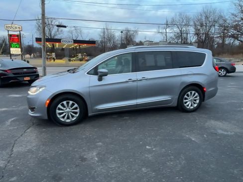 Used 2018 Chrysler Pacifica Touring-L image 4