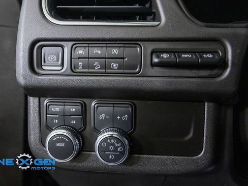 Used 2023 GMC Yukon XL AT4 w/ AT4 Premium Package AWD/4WD image 13