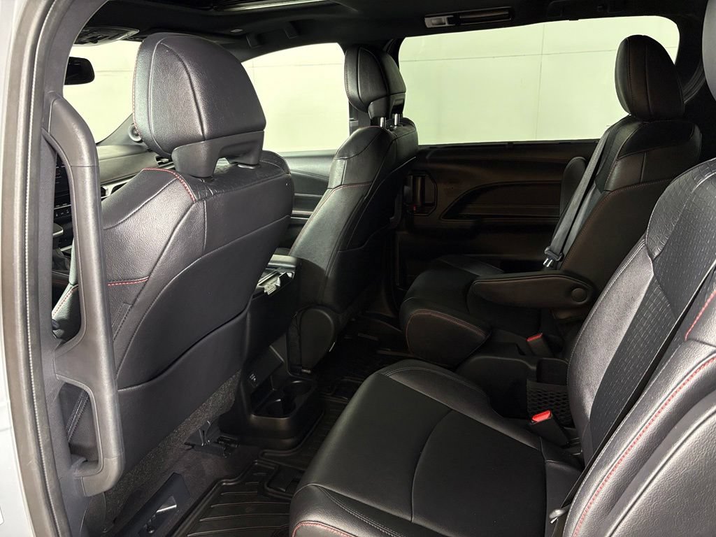 Used 2025 Toyota Sienna XSE AWD/4WD image 40