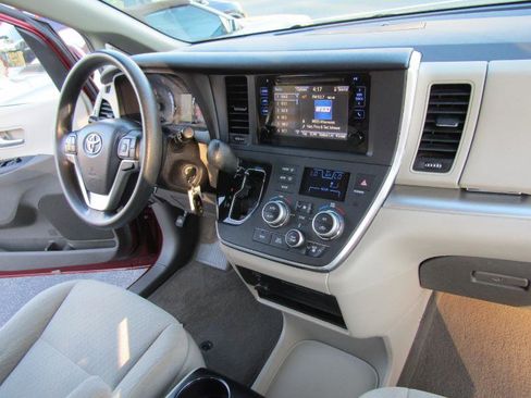 Used 2017 Toyota Sienna LE image 44