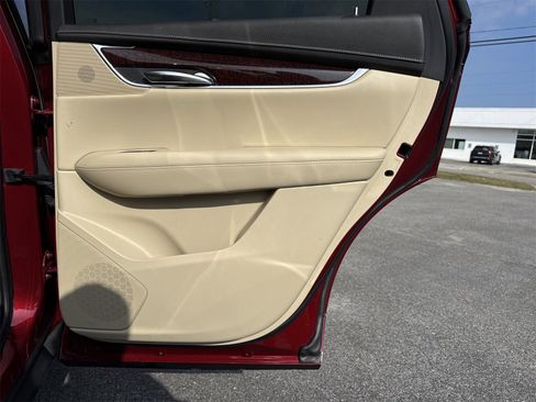 Used 2017 Cadillac XT5 Luxury w/ Driver Awareness Package image 31