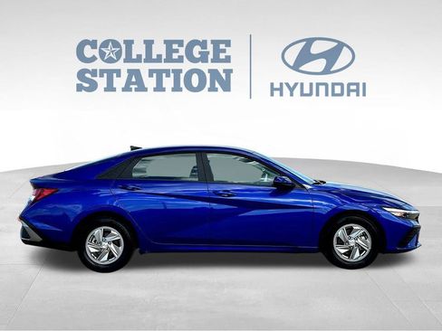 Used 2025 Hyundai Elantra SE image 11