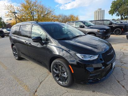 New 2026 Chrysler Pacifica Select