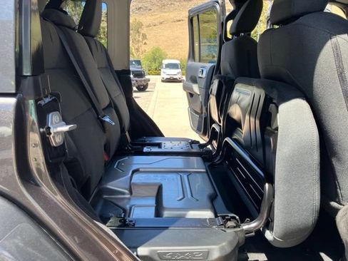 Used 2025 Jeep Wrangler Unlimited Sahara AWD/4WD image 15
