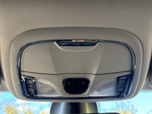 Used 2020 Jeep Cherokee Limited image 27