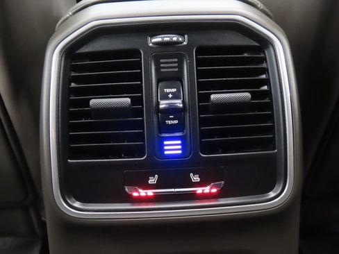 Certified 2024 Porsche Macan AWD/4WD image 32