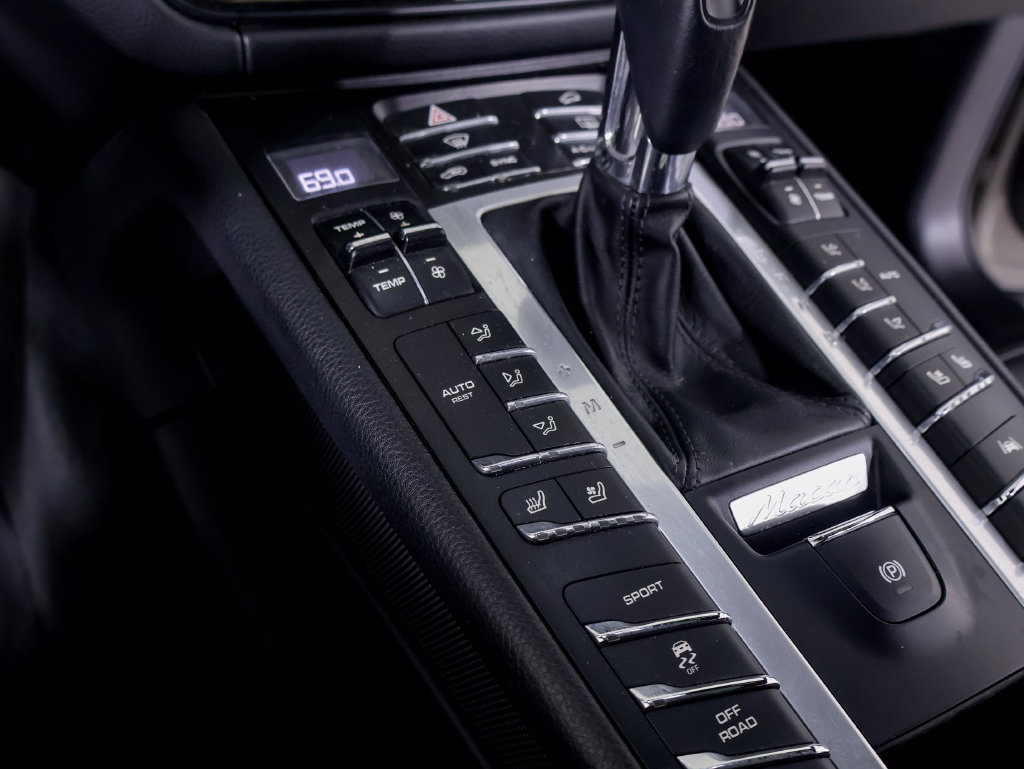 Certified 2021 Porsche Macan S AWD/4WD image 16