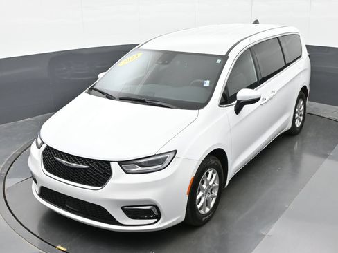 Used 2023 Chrysler Pacifica Touring FWD image 39