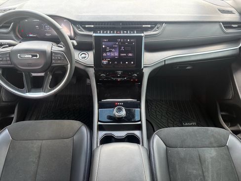 Used 2025 Jeep Grand Cherokee Altitude RWD image 2