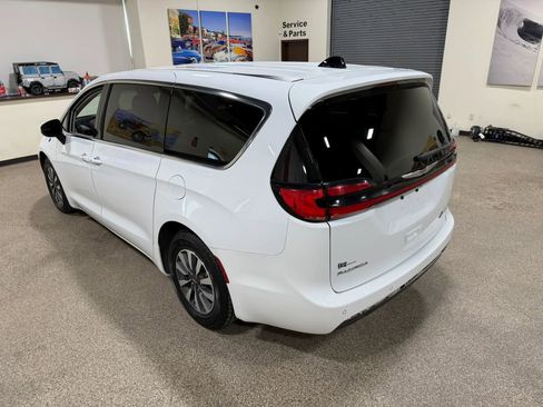 Used 2023 Chrysler Pacifica Touring-L FWD image 19