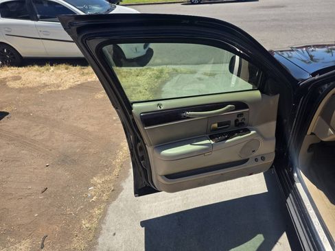 Used 2006 Lincoln Town Car Designer Series RWD image 16