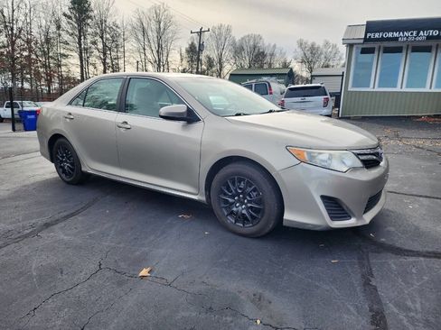 Used 2013 Toyota Camry LE image 3