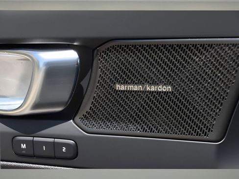 Certified 2025 Volvo XC40 B5 Plus w/ Protection Package Premier image 22