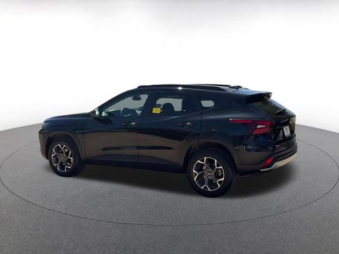 Used 2025 Chevrolet Trax LT w/ LT Convenience Package image 10