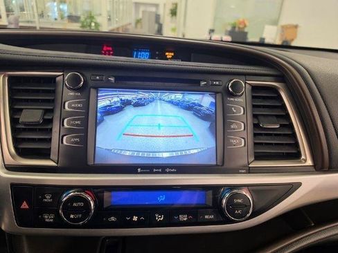 Used 2019 Toyota Highlander Plus AWD/4WD image 25