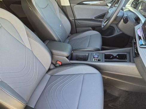 New 2025 Volkswagen Tiguan SE image 11