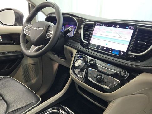 Used 2022 Chrysler Pacifica Limited FWD image 7