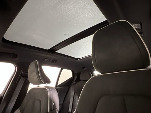 Used 2020 Volvo XC40 T5 R-Design image 14