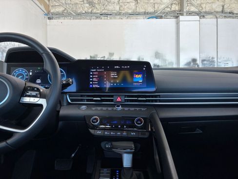 Used 2025 Hyundai Elantra Limited image 17