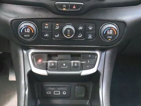 Used 2024 GMC Terrain SLT image 43