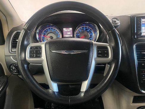 Used 2016 Chrysler Town & Country Touring image 21