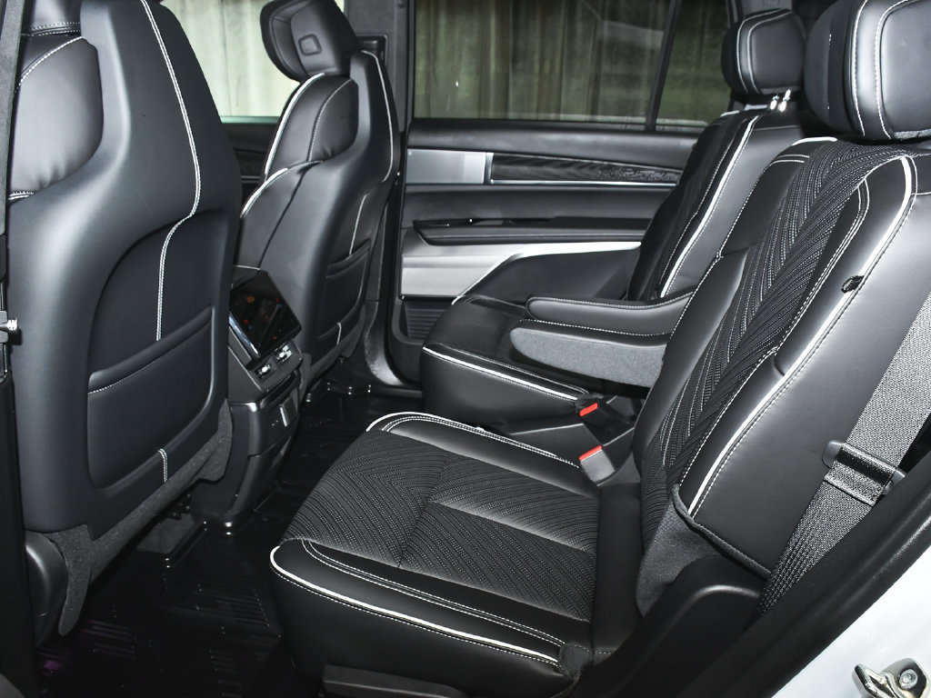 Used 2026 Cadillac Vistiq Platinum w/ LPO, Floor Liner Package AWD/4WD image 48