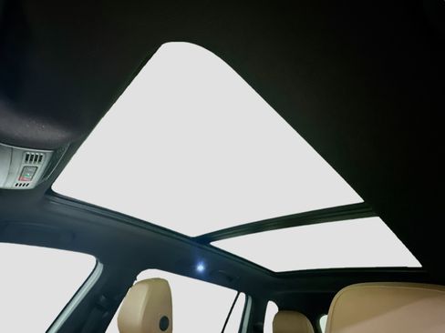 Used 2022 Volkswagen Tiguan SE w/ Panoramic Sunroof Package AWD/4WD image 27
