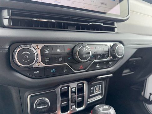 Used 2025 Jeep Wrangler Unlimited Sahara image 19