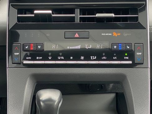 Used 2021 Toyota Avalon Limited image 23